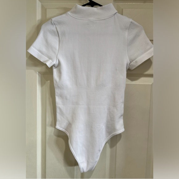 OQQ White Zip Up Short Sleeve Bodysuit, Size M NWOT - Picture 4 of 6